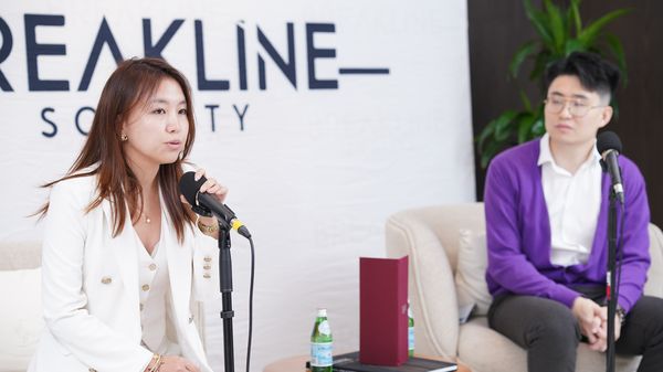 嘉宾和 Ryan Zhang 在 BreakLine Society 稳定币与 Web3 创业者论坛上对谈,2025 年 10 月